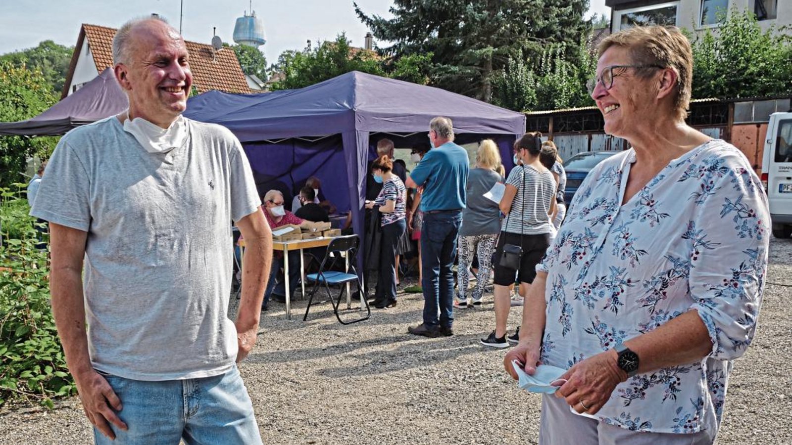 Michael Fink (links) und Irmgard Muthsam-Polimeni freuen sich über die positive Resonanz auf die Impfaktion bei der Mühlacker Tafel. Foto: Friedrich Michael Fink (links) und Irmgard Muthsam-Polimeni freuen sich über die positive Resonanz auf die Impfaktion bei der Mühlacker Tafel. Foto: Friedrich