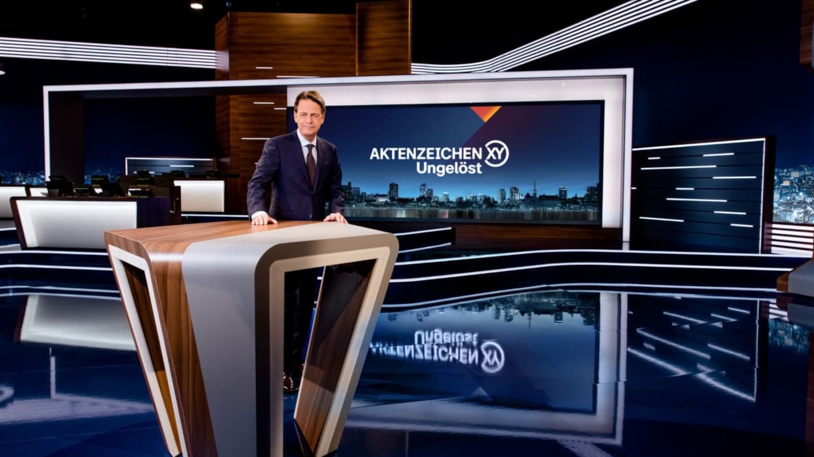 Moderator Rudi Cerne präsentiert die Sendung „Aktenzeichen XY... Ungelöst“ im ZDF.ZDF / Nadine Rupp