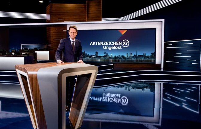 Moderator Rudi Cerne präsentiert die Sendung „Aktenzeichen XY... Ungelöst“ im ZDF.<span class='image-autor'>ZDF / Nadine Rupp</span>