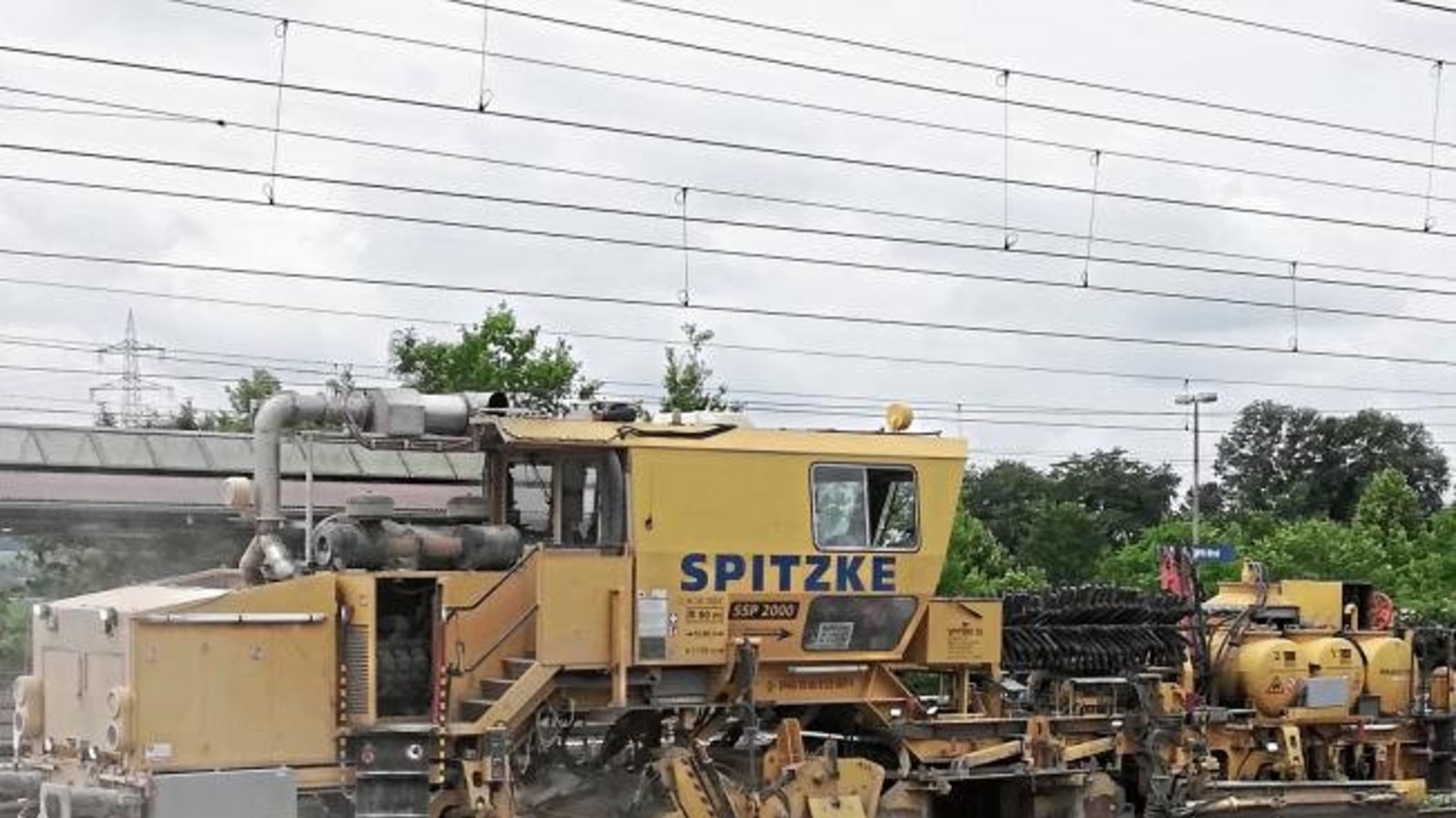 Sanierung der Schnellbahntrasse: Die Schotterverteil- und Planiermaschine SSP 2000 rumpelt durch den Vaihinger Bahnhof. Die Maschine verfüllt, planiert und kehrt das Gleis. Und noch was wird saniert, man mag es kaum glauben: In den WC-Anlagen des Bahnhofs