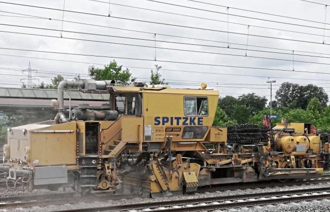 Sanierung der Schnellbahntrasse: Die Schotterverteil- und Planiermaschine SSP 2000 rumpelt durch den Vaihinger Bahnhof. Die Maschine verfüllt, planiert und kehrt das Gleis. Und noch was wird saniert, man mag es kaum glauben: In den WC-Anlagen des Bahnhofs