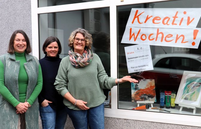 Freuen sich auf die Workshops in der neuen Galerie des Kunstvereins Enz (v.r.): Regine Westphal, Mandy Giereth und Gerti Bischoff. <span class='image-autor'>Foto: Gergen</span>