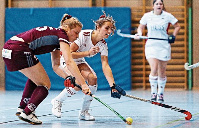 Jana Fili (rechts) vom Bietigheimer HTC kommt aus einer Hockeyfamilie: Hier behauptet sie sich im Zweikampf mit der Münchnerin Lea Gablac.  Foto: Archiv/Baumann