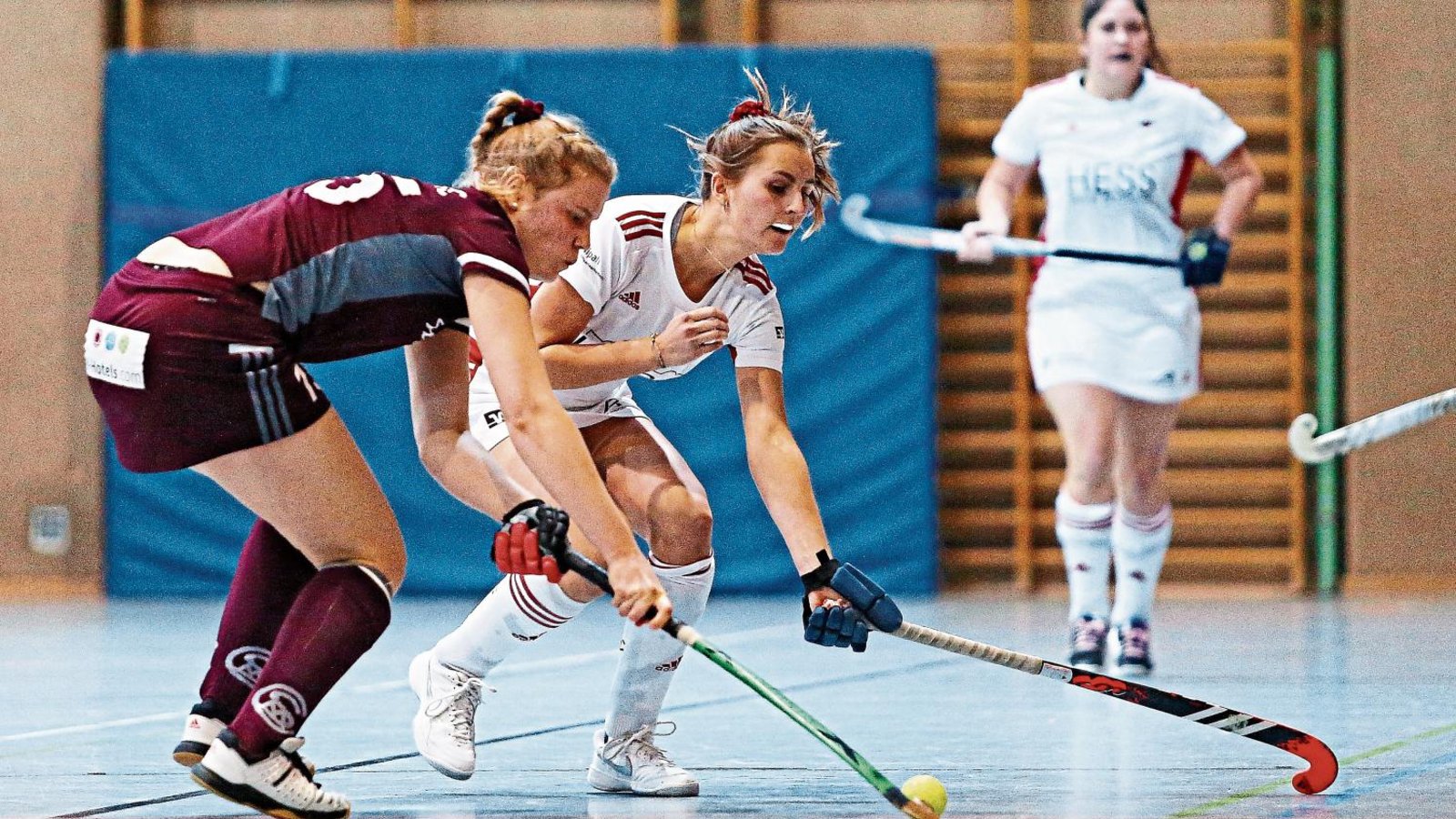 Jana Fili (rechts) vom Bietigheimer HTC kommt aus einer Hockeyfamilie: Hier behauptet sie sich im Zweikampf mit der Münchnerin Lea Gablac. Foto: Archiv/Baumann Jana Fili (rechts) vom Bietigheimer HTC kommt aus einer Hockeyfamilie: Hier behauptet sie sich im Zweikampf mit der Münchnerin Lea Gablac. Foto: Archiv/Baumann