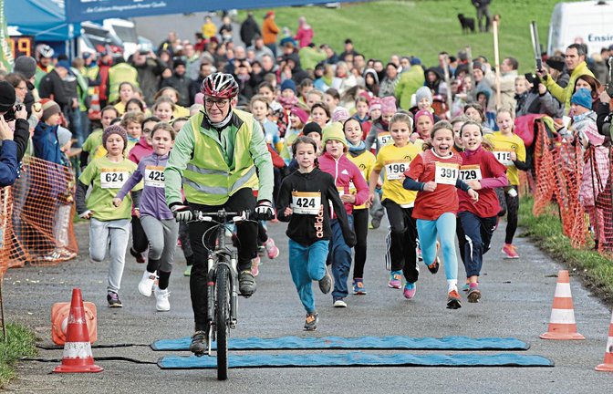 Dass die Schülerläufe nach Jahrgängen aufgeteilt werden, hat sich beim Nussdorflauf bewährt. Hier startet der Lauf der weiblichen U 10. Foto: Nachreiner