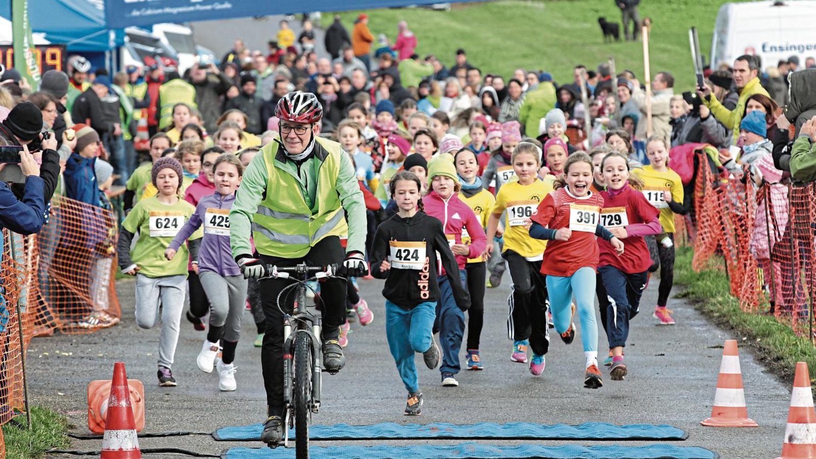 Dass die Schülerläufe nach Jahrgängen aufgeteilt werden, hat sich beim Nussdorflauf bewährt. Hier startet der Lauf der weiblichen U 10. Foto: Nachreiner Dass die Schülerläufe nach Jahrgängen aufgeteilt werden, hat sich beim Nussdorflauf bewährt. Hier startet der Lauf der weiblichen U 10. Foto: Nachreiner