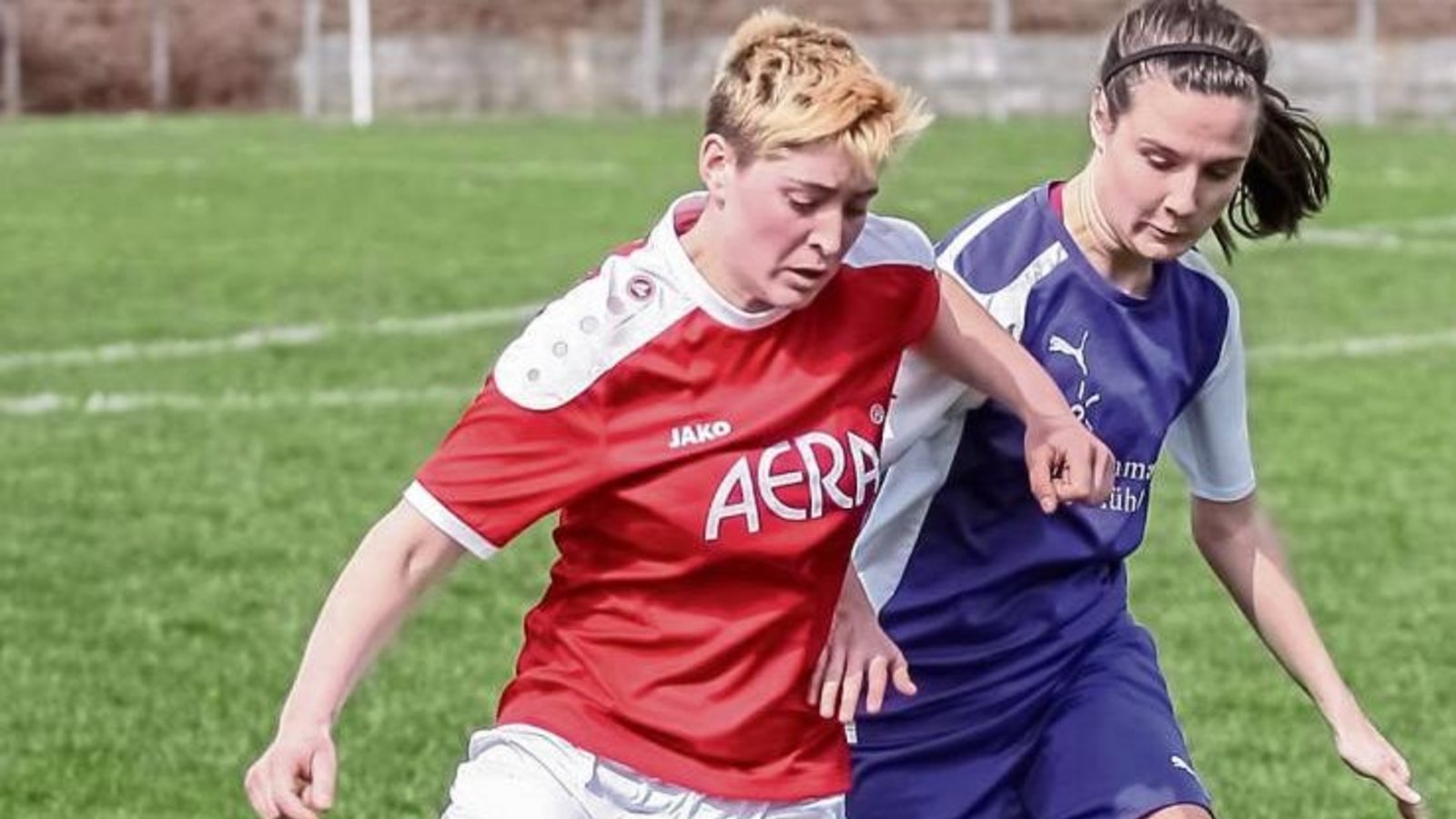 Der SV Horrheim (links Natascha Merget) gastiert zum Saisonauftakt der Frauenfußball-Bezirksliga 2 am Sonntag beim FV Roßwag (rechts Jessica Lange). Foto: Simecek Der SV Horrheim (links Natascha Merget) gastiert zum Saisonauftakt der Frauenfußball-Bezirksliga 2 am Sonntag beim FV Roßwag (rechts Jessica Lange). Foto: Simecek