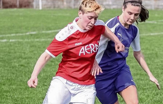 Der SV Horrheim (links Natascha Merget) gastiert zum Saisonauftakt der Frauenfußball-Bezirksliga 2 am Sonntag beim FV Roßwag (rechts Jessica Lange). Foto: Simecek
