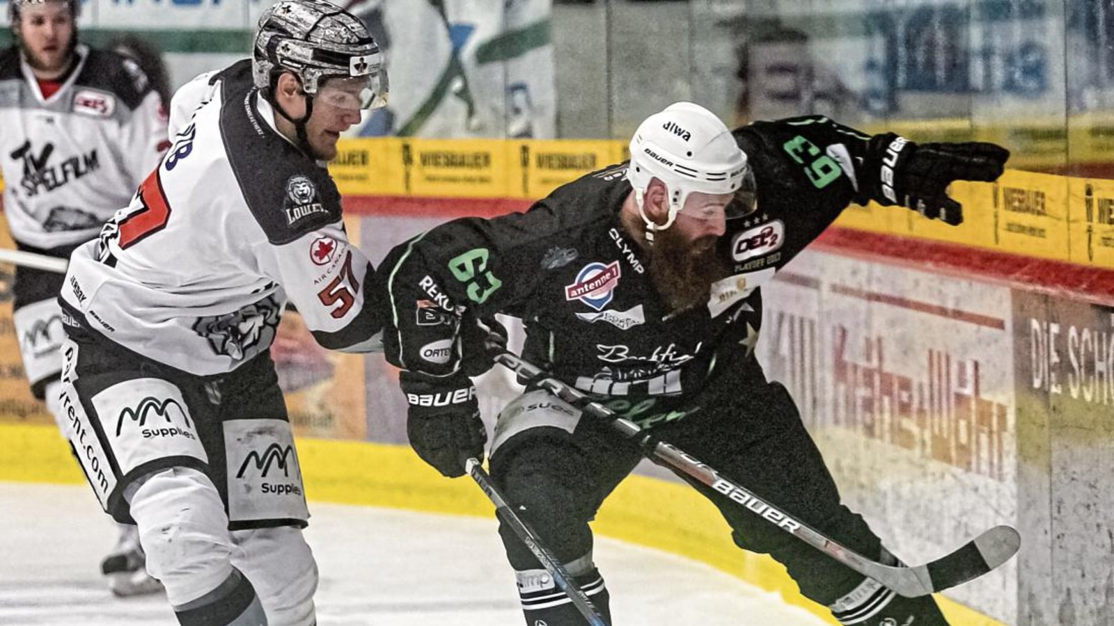 Shawn Weller (rechts) hat die Bietigheim Steelers und ihre Fans jubeln lassen. Der Stürmer erzielte den Siegtreffer zum 5:4-Erfolg nach Verlängerung bei den Löwen Frankfurt. Foto: Archiv/Simecek Shawn Weller (rechts) hat die Bietigheim Steelers und ihre Fans jubeln lassen. Der Stürmer erzielte den Siegtreffer zum 5:4-Erfolg nach Verlängerung bei den Löwen Frankfurt. Foto: Archiv/Simecek