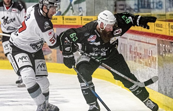 Shawn Weller (rechts) hat die Bietigheim Steelers und ihre Fans jubeln lassen. Der Stürmer erzielte den Siegtreffer zum 5:4-Erfolg nach Verlängerung bei den Löwen Frankfurt. Foto: Archiv/Simecek