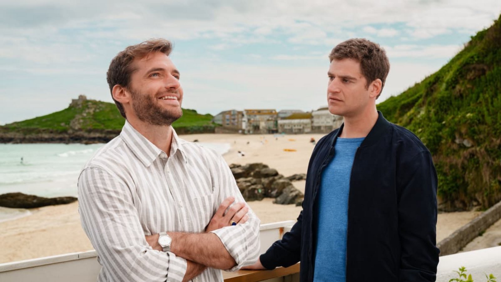 "Die Glücksbringerin" wurde überwiegend in Cornwall gedreht. Links Josh Harding (Vinzenz Wagner) mit Howard Fraser (Rony Herman).ZDF/Steve Tanner "Die Glücksbringerin" wurde überwiegend in Cornwall gedreht. Links Josh Harding (Vinzenz Wagner) mit Howard Fraser (Rony Herman).ZDF/Steve Tanner