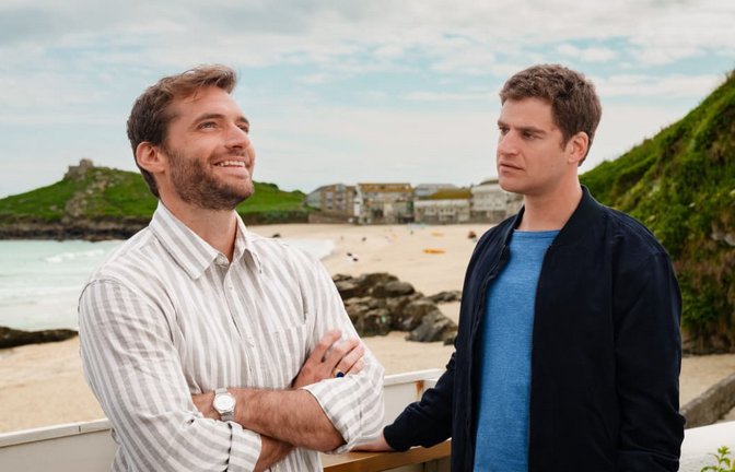 "Die Glücksbringerin" wurde überwiegend in Cornwall gedreht. Links Josh Harding (Vinzenz Wagner) mit Howard Fraser (Rony Herman).<span class='image-autor'>ZDF/Steve Tanner</span>