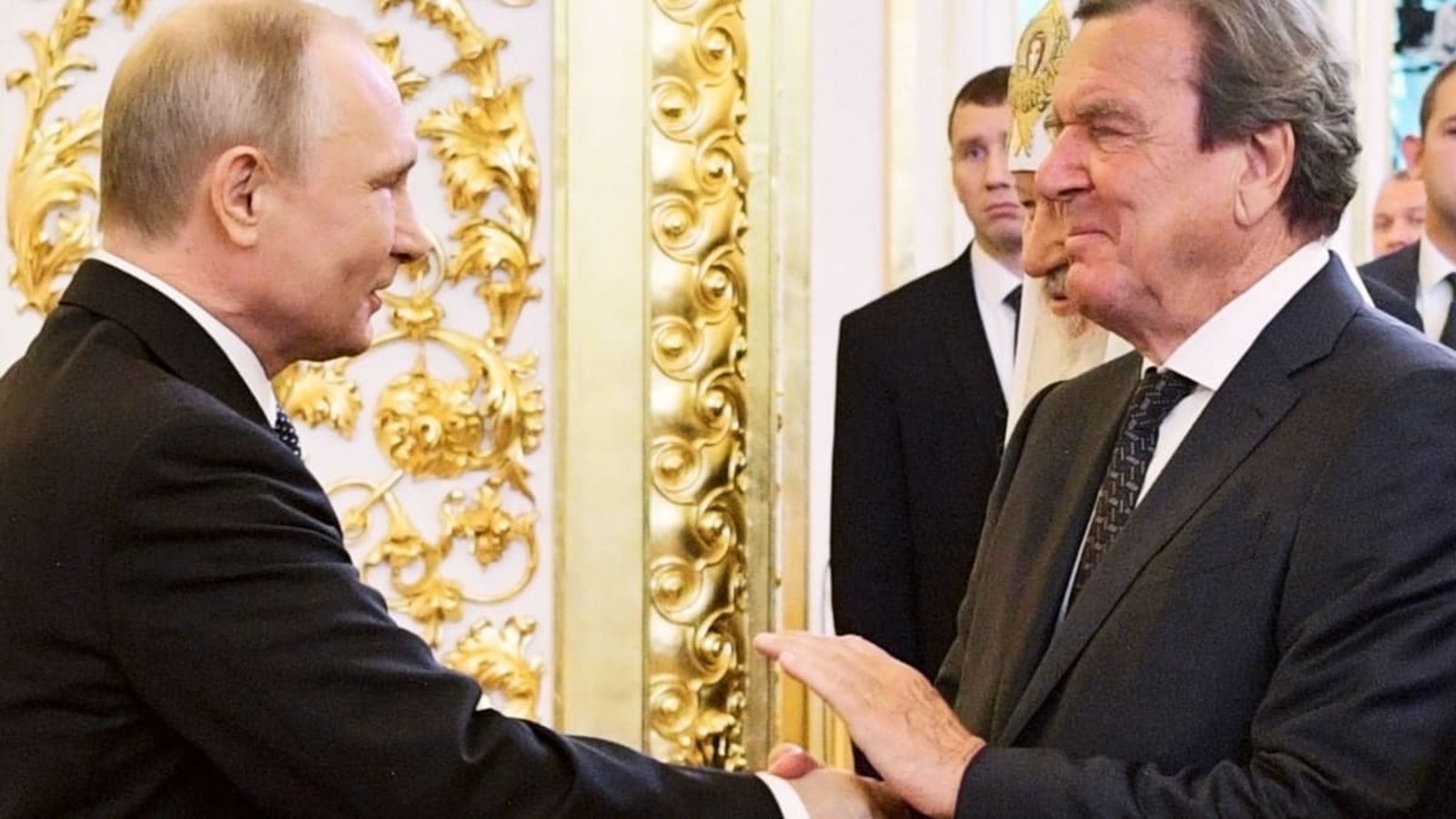 Ex-Bundeskanzler Gerhard Schröder (r, SPD) hat nach Angaben des Kreml an der Geburtstagsfeier des russischen Präsidenten Wladimir Putin in Moskau teilgenommen (Archivfoto).Alexei Druzhinin/POOL SPUTNIK KREMLIN/AP/dpa