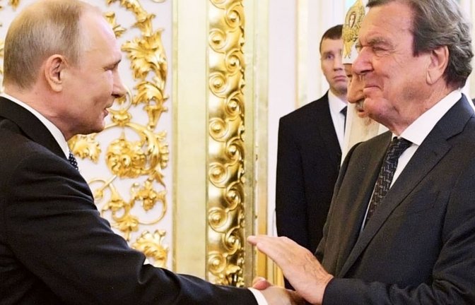 Ex-Bundeskanzler Gerhard Schröder (r, SPD) hat nach Angaben des Kreml an der Geburtstagsfeier des russischen Präsidenten Wladimir Putin in Moskau teilgenommen (Archivfoto).<span class='image-autor'>Alexei Druzhinin/POOL SPUTNIK KREMLIN/AP/dpa</span>