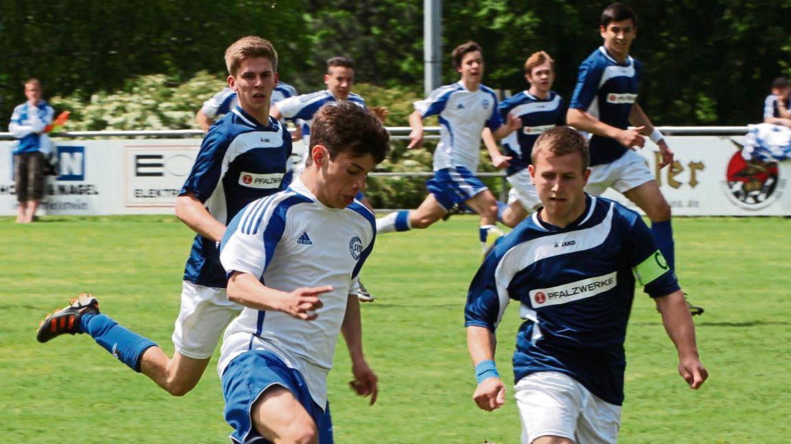 Im Jahr 2013 war Tim Scheuermann (vorne links) einer der Aktivposten bei den Illinger A-Junioren beim Wiernsheimer Pfingstturnier. In der Zwischenzeit ist der Angreifer Leistungsträger bei den Aktiven in der Kreisliga A 3. Foto: Archiv/Nachreiner Im Jahr 2013 war Tim Scheuermann (vorne links) einer der Aktivposten bei den Illinger A-Junioren beim Wiernsheimer Pfingstturnier. In der Zwischenzeit ist der Angreifer Leistungsträger bei den Aktiven in der Kreisliga A 3. Foto: Archiv/Nachreiner