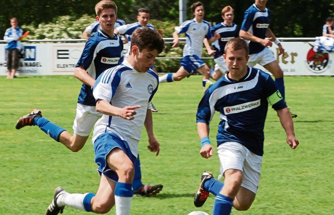 Im Jahr 2013 war Tim Scheuermann (vorne links) einer der Aktivposten bei den Illinger A-Junioren beim Wiernsheimer Pfingstturnier. In der Zwischenzeit ist der Angreifer Leistungsträger bei den Aktiven in der Kreisliga A 3. Foto: Archiv/Nachreiner