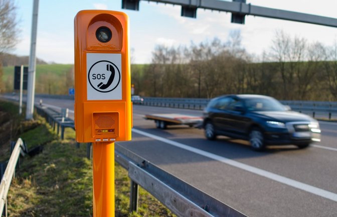 Notrufsäulen an Autobahnen werden immer seltener genutzt. (Archivbild)<span class='image-autor'>Oliver Dietze/Oliver Dietze/dpa/dpa</span>