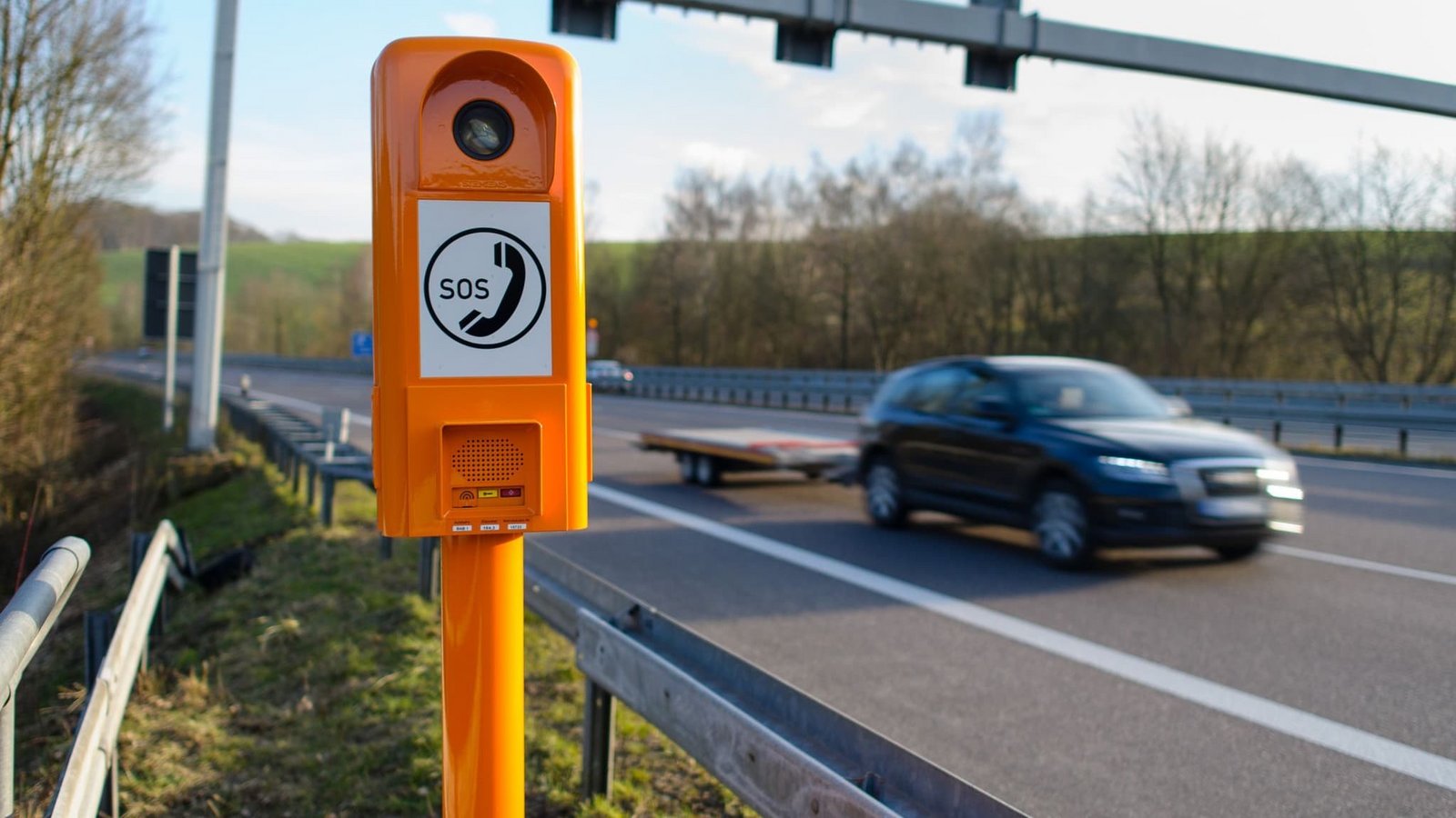 Notrufsäulen an Autobahnen werden immer seltener genutzt. (Archivbild)Oliver Dietze/Oliver Dietze/dpa/dpa