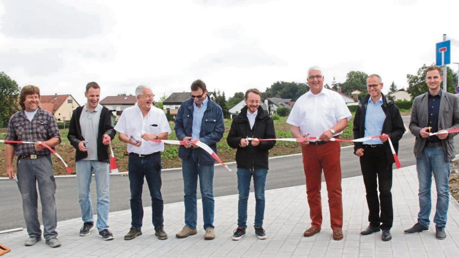 Haben gut lachen: Vertreter der Gemeinde Eberdingen, von Wüstenrot Haus- und Städtebau und der Firma Ezel schneiden mit Bürgermeister Peter Schäfer (Dritter von rechts) das Band zur symbolischen Übergabe des Baugebiets Betteläcker in Hochdorf durch.  Foto: Rostek