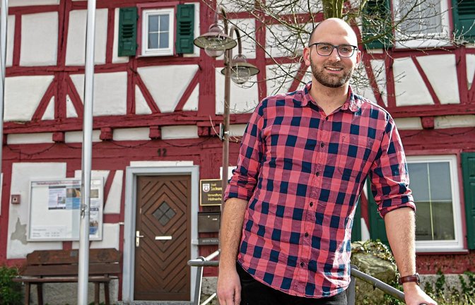 Häfnerhaslachs neuer Ortsvorsteher Valentin Stuber vor der Verwaltungsstelle. Hier hat der 25-Jährige in den kommenden fünf Jahren das Sagen.  Foto: Kalb