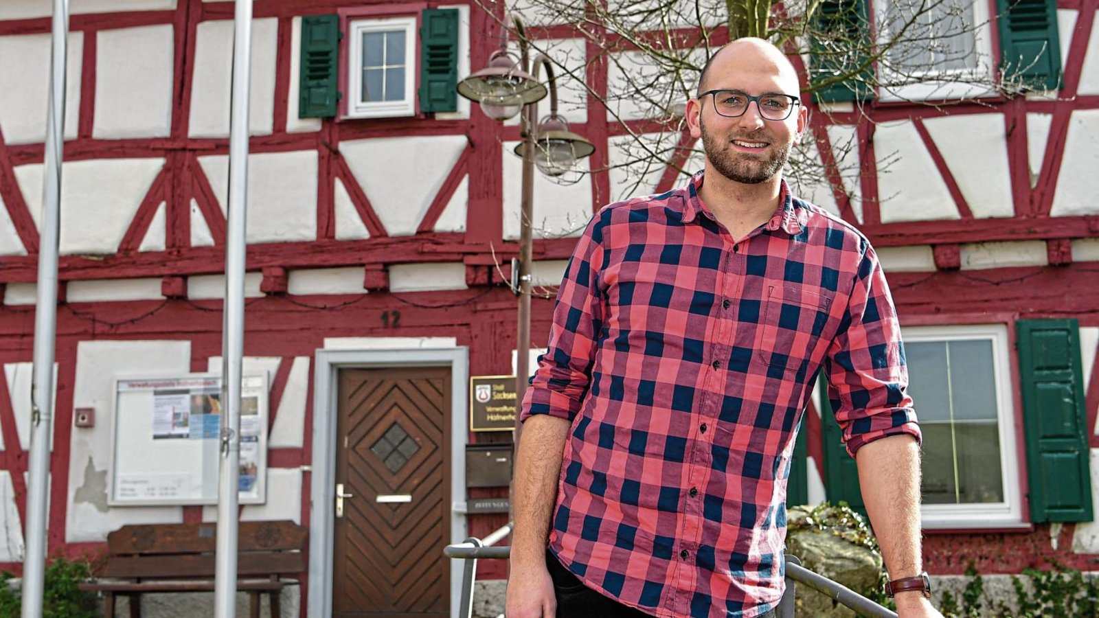 Häfnerhaslachs neuer Ortsvorsteher Valentin Stuber vor der Verwaltungsstelle. Hier hat der 25-Jährige in den kommenden fünf Jahren das Sagen.  Foto: Kalb