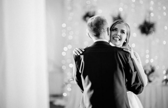 Ein ganz besonderer Moment für die Braut: der Vater-Tochter-Tanz.<span class='image-autor'>Shutterstock/Malysheva Liudmyla</span>