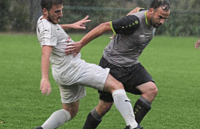 Marcel Bauer (rechts) wird ebenso wie Michael Theilmann vor dem Duell der SGM Roßwag/Mühlhausen gegen den VfB Vaihingen verabschiedet. Foto: Nachreiner