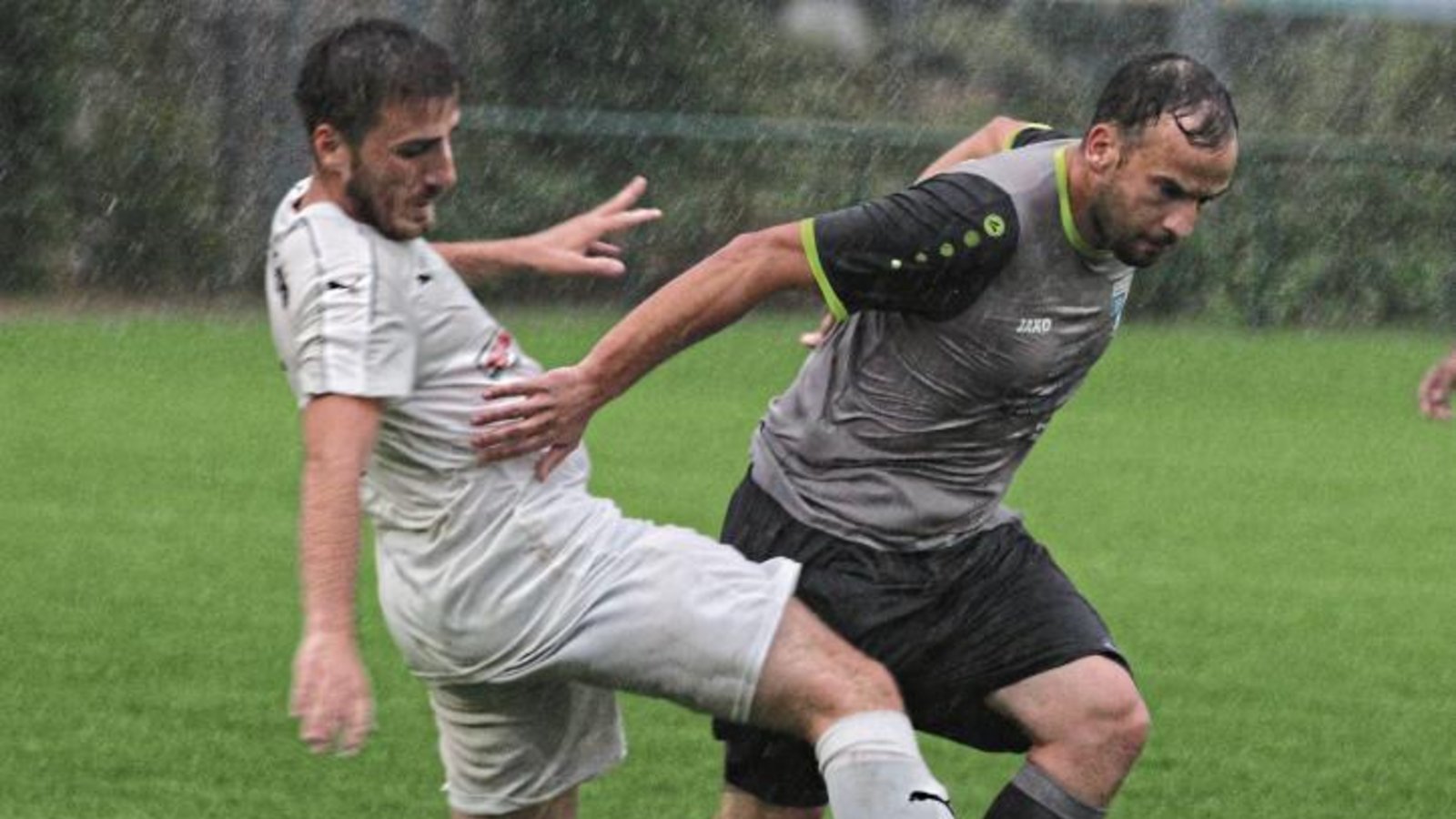 Marcel Bauer (rechts) wird ebenso wie Michael Theilmann vor dem Duell der SGM Roßwag/Mühlhausen gegen den VfB Vaihingen verabschiedet. Foto: Nachreiner Marcel Bauer (rechts) wird ebenso wie Michael Theilmann vor dem Duell der SGM Roßwag/Mühlhausen gegen den VfB Vaihingen verabschiedet. Foto: Nachreiner