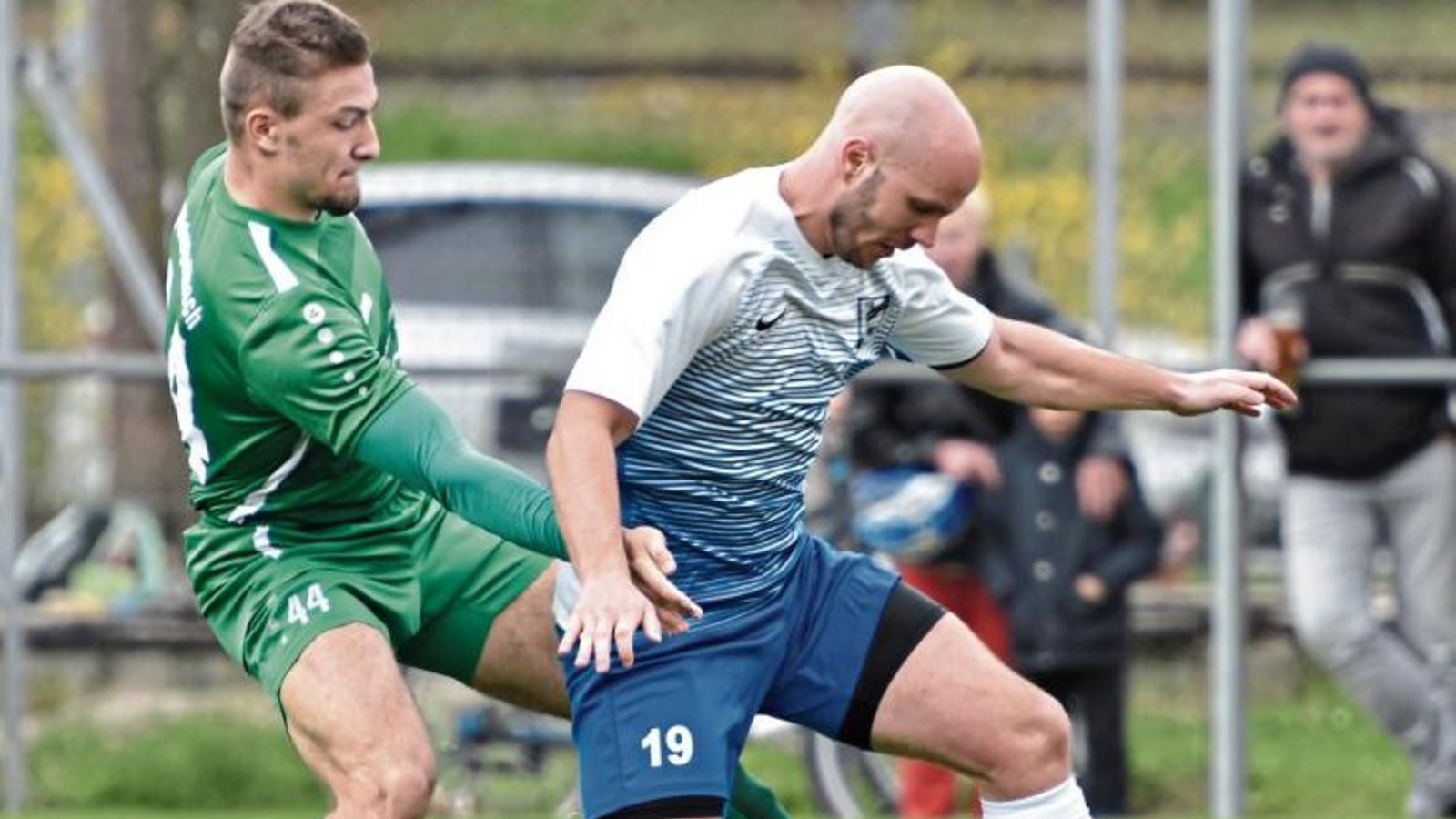 Hannes Holzhäuer (links) erzielte alle vier Treffer zum 4:2-Sieg des TSV Kleinglattbach gegen den TSV Häfnerhaslach. Hier schirmt Marcel Scholz den Ball aber gut ab. Foto: Leitner