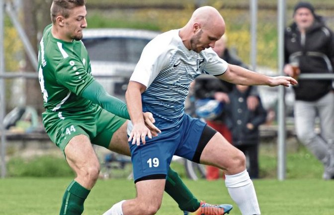 Hannes Holzhäuer (links) erzielte alle vier Treffer zum 4:2-Sieg des TSV Kleinglattbach gegen den TSV Häfnerhaslach. Hier schirmt Marcel Scholz den Ball aber gut ab. Foto: Leitner