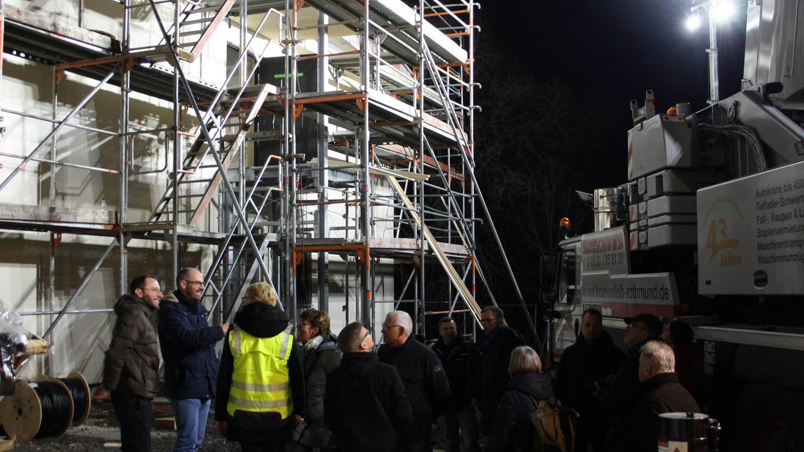 Elf Stunden täglich wird auf der Baustelle gearbeitet, teils unter Flutlicht. Foto: Mross Elf Stunden täglich wird auf der Baustelle gearbeitet, teils unter Flutlicht. Foto: Mross