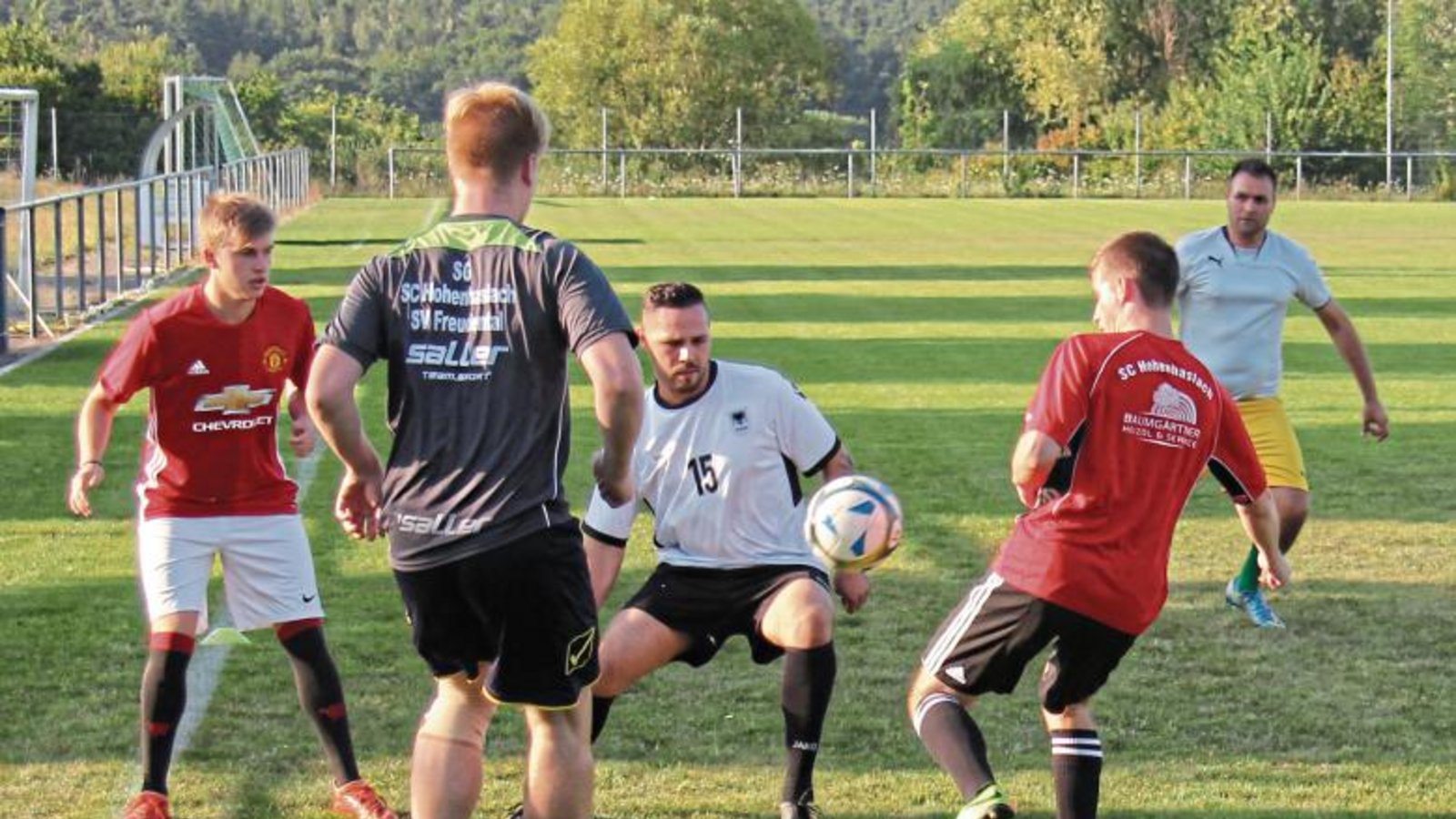 Mit der Übung Eckle haben sich die Spieler der SGM Hohenhaslach/Freudental für die erste Trainingseinheit in der A-Liga-Saison warmgemacht. Foto: Nachreiner Mit der Übung Eckle haben sich die Spieler der SGM Hohenhaslach/Freudental für die erste Trainingseinheit in der A-Liga-Saison warmgemacht. Foto: Nachreiner