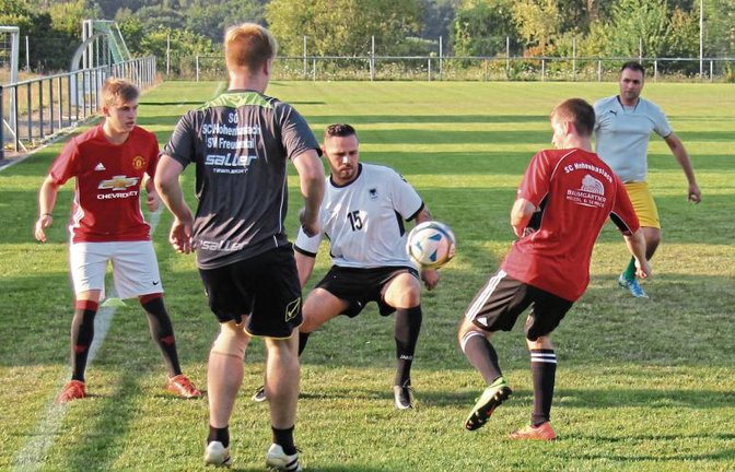 Mit der Übung Eckle haben sich die Spieler der SGM Hohenhaslach/Freudental für die erste Trainingseinheit in der A-Liga-Saison warmgemacht. Foto: Nachreiner