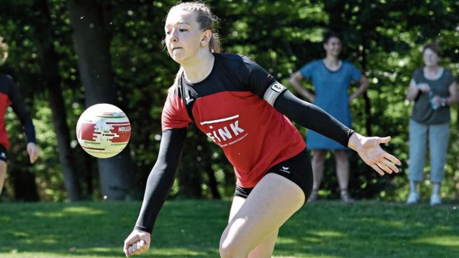 Mit Merle Bremer haben die Vaihinger Faustballerinnen in Hohenklingen zwei Siege geholt. Nur gegen die Gastgeberinnen waren sie machtlos. Noch ist das Saisonziel in Reichweite. Foto: Leitner Mit Merle Bremer haben die Vaihinger Faustballerinnen in Hohenklingen zwei Siege geholt. Nur gegen die Gastgeberinnen waren sie machtlos. Noch ist das Saisonziel in Reichweite. Foto: Leitner