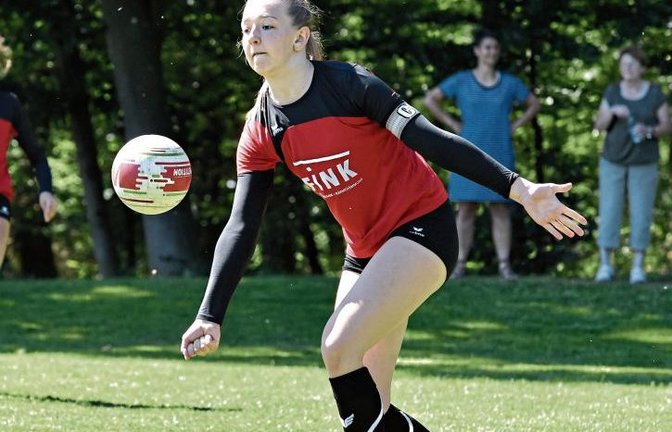 Mit Merle Bremer haben die Vaihinger Faustballerinnen in Hohenklingen zwei Siege geholt. Nur gegen die Gastgeberinnen waren sie machtlos. Noch ist das Saisonziel in Reichweite. Foto: Leitner