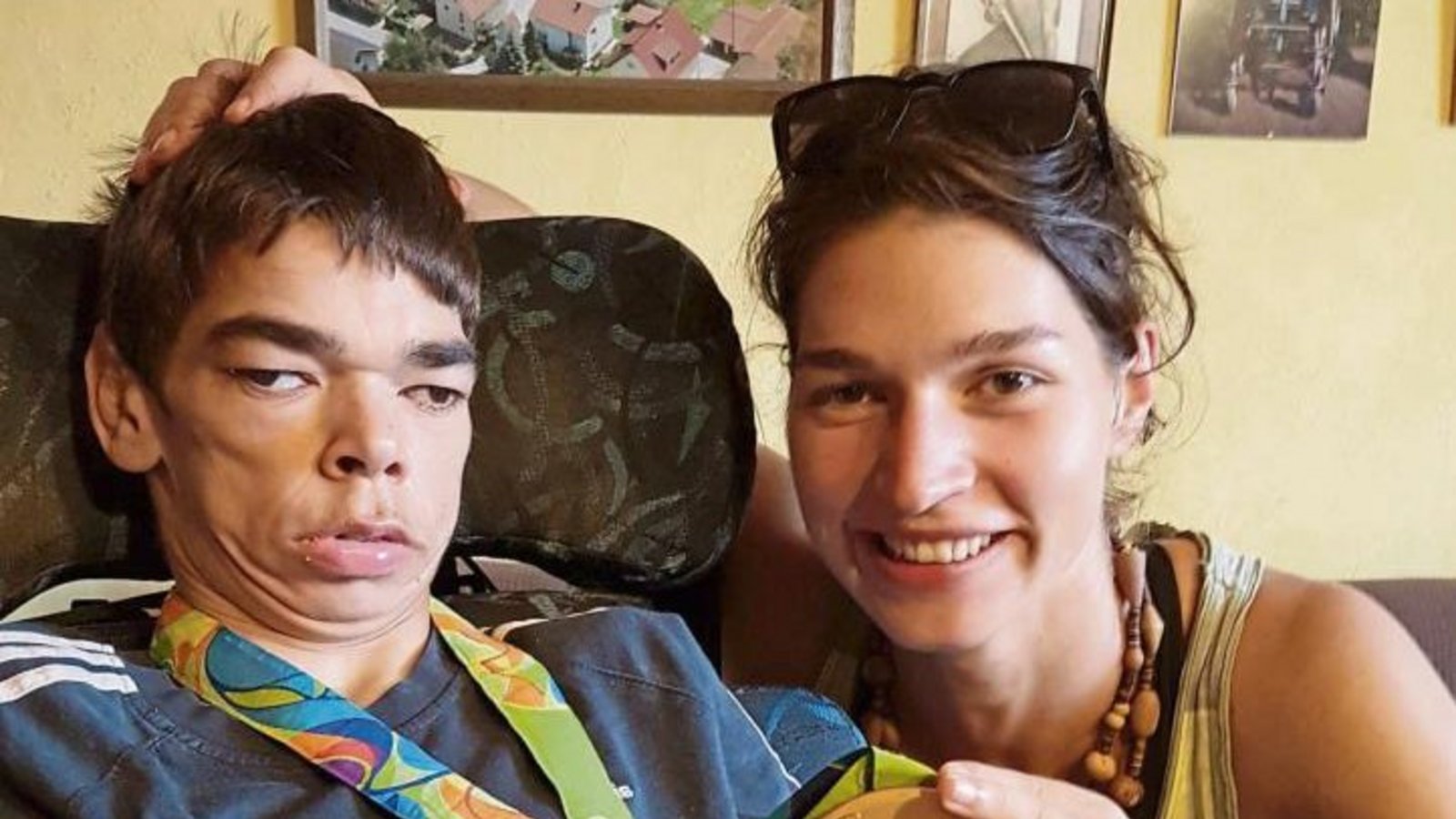 Carina Bär mit ihrem Bruder Mathias und der erruderten Goldmedaille. Foto: p Carina Bär mit ihrem Bruder Mathias und der erruderten Goldmedaille. Foto: p