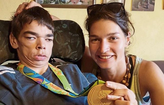 Carina Bär mit ihrem Bruder Mathias und der erruderten Goldmedaille.  Foto: p