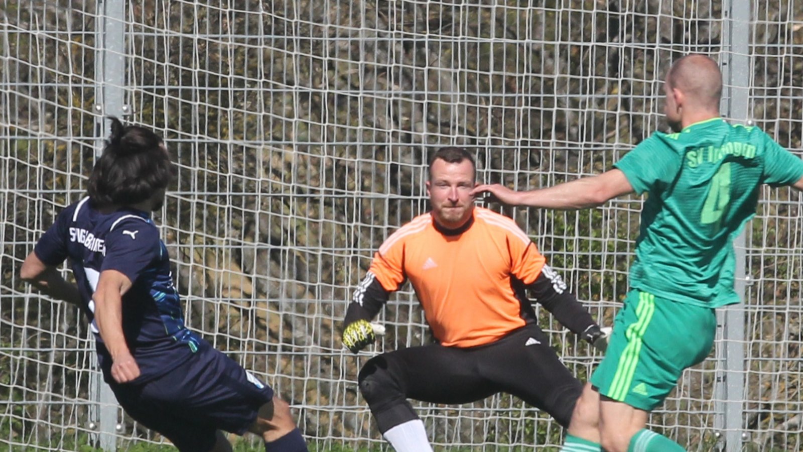 asdJonas Rapp (rechts) kommt zu spät. Ulas-Can Uysal (von links) lässt SVI-Torwart Marco Euchenhofer keine Chance. Foto: Nachreiner asdJonas Rapp (rechts) kommt zu spät. Ulas-Can Uysal (von links) lässt SVI-Torwart Marco Euchenhofer keine Chance. Foto: Nachreiner