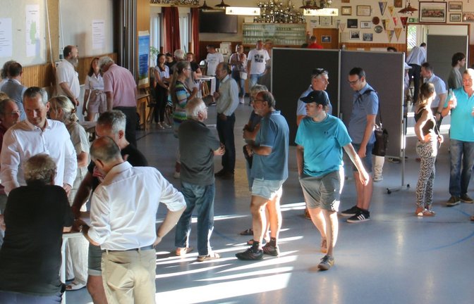Besucher informieren sich an den Ständen in der Turn- und Festhalle. 