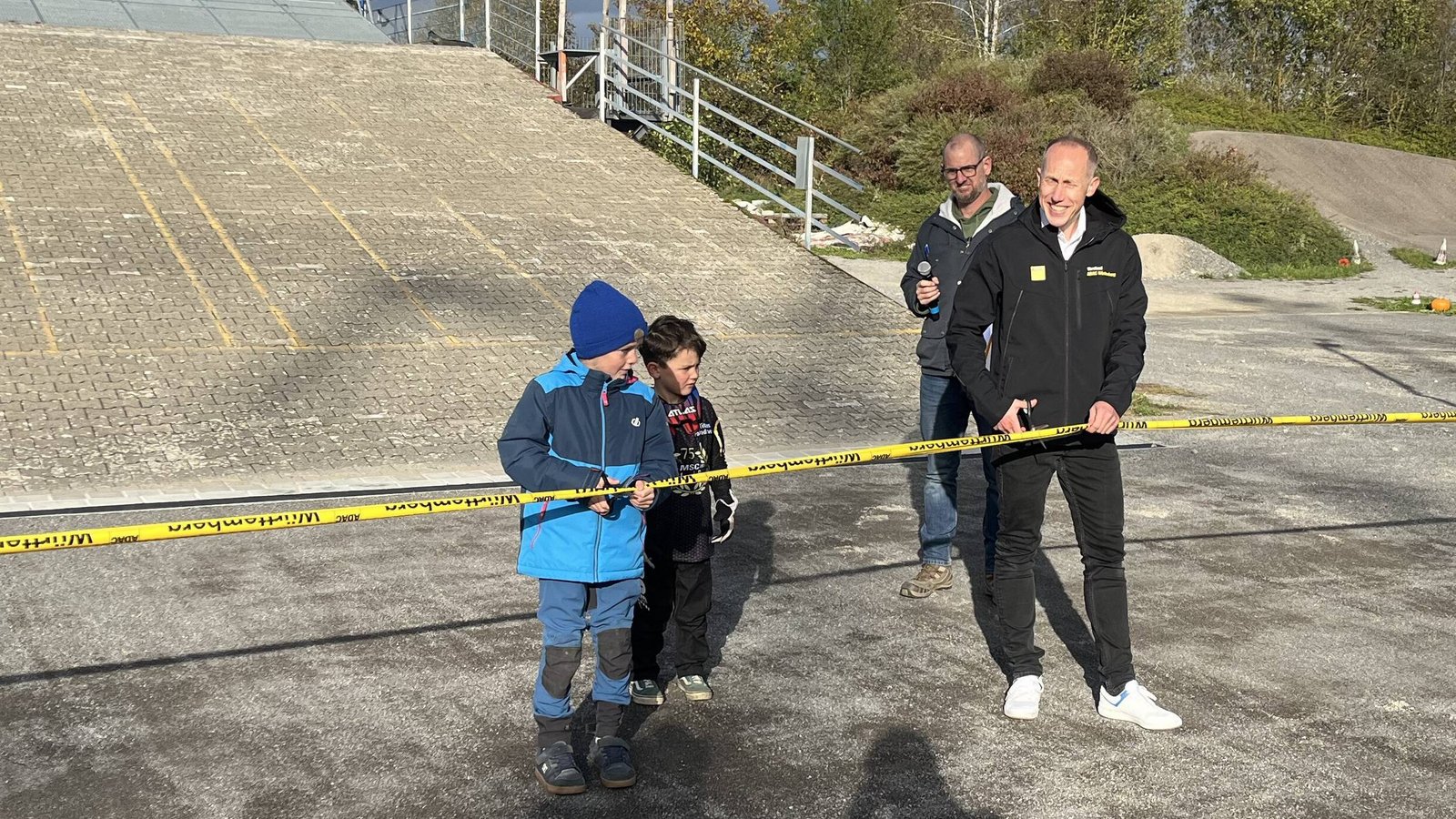 Volker Schwarz (rechts) vom ADAC mit zwei Nachwuchsfahrern und Marc Maisch, zweiter Vorstand des MSC, eröffnen die Bahn. Foto: Raiser Volker Schwarz (rechts) vom ADAC mit zwei Nachwuchsfahrern und Marc Maisch, zweiter Vorstand des MSC, eröffnen die Bahn. Foto: Raiser