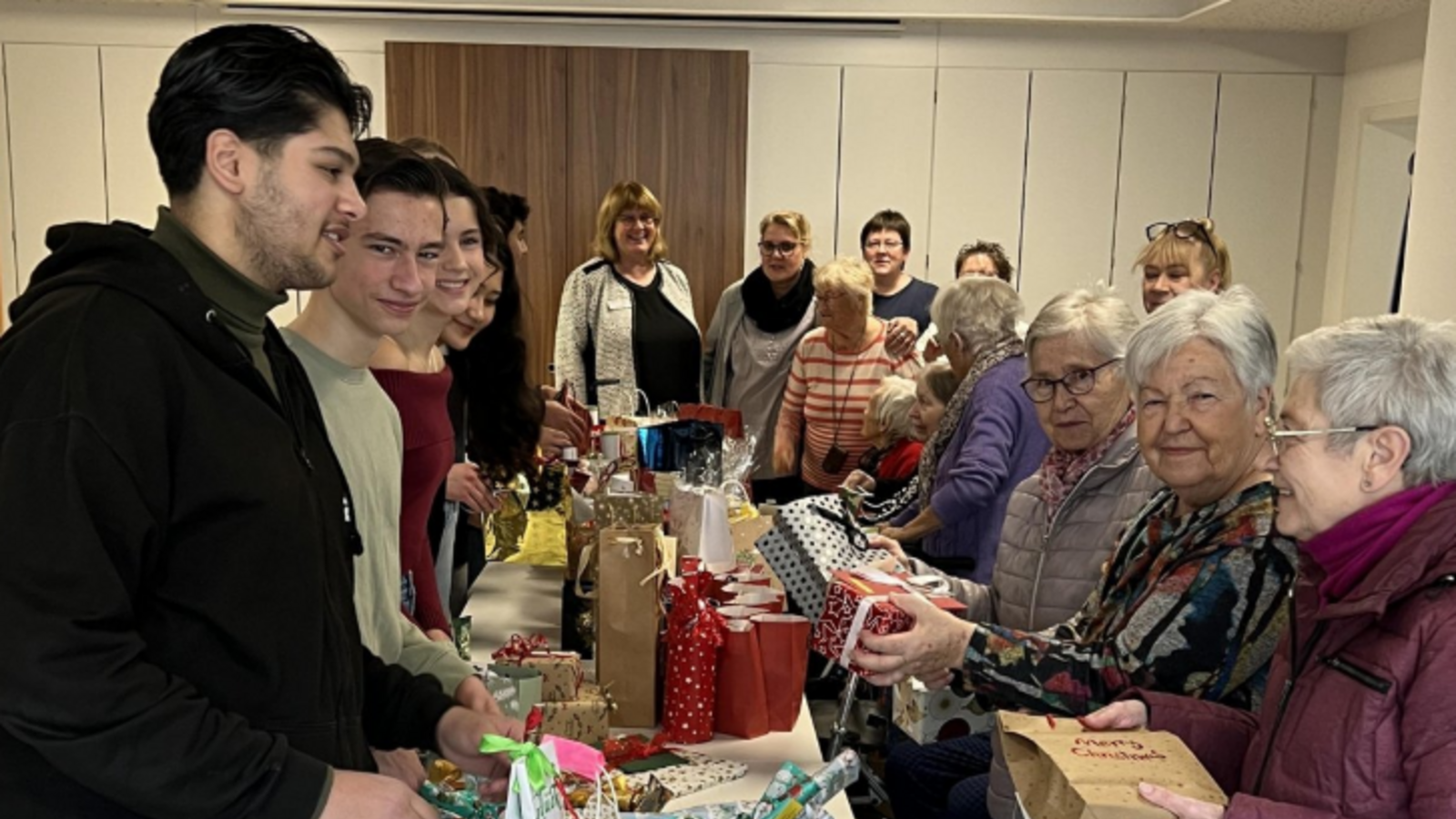 Jugendbeiräte verteilen Geschenke. Foto: Glemser
