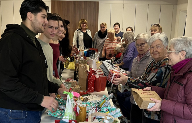 Jugendbeiräte verteilen Geschenke. Foto: Glemser