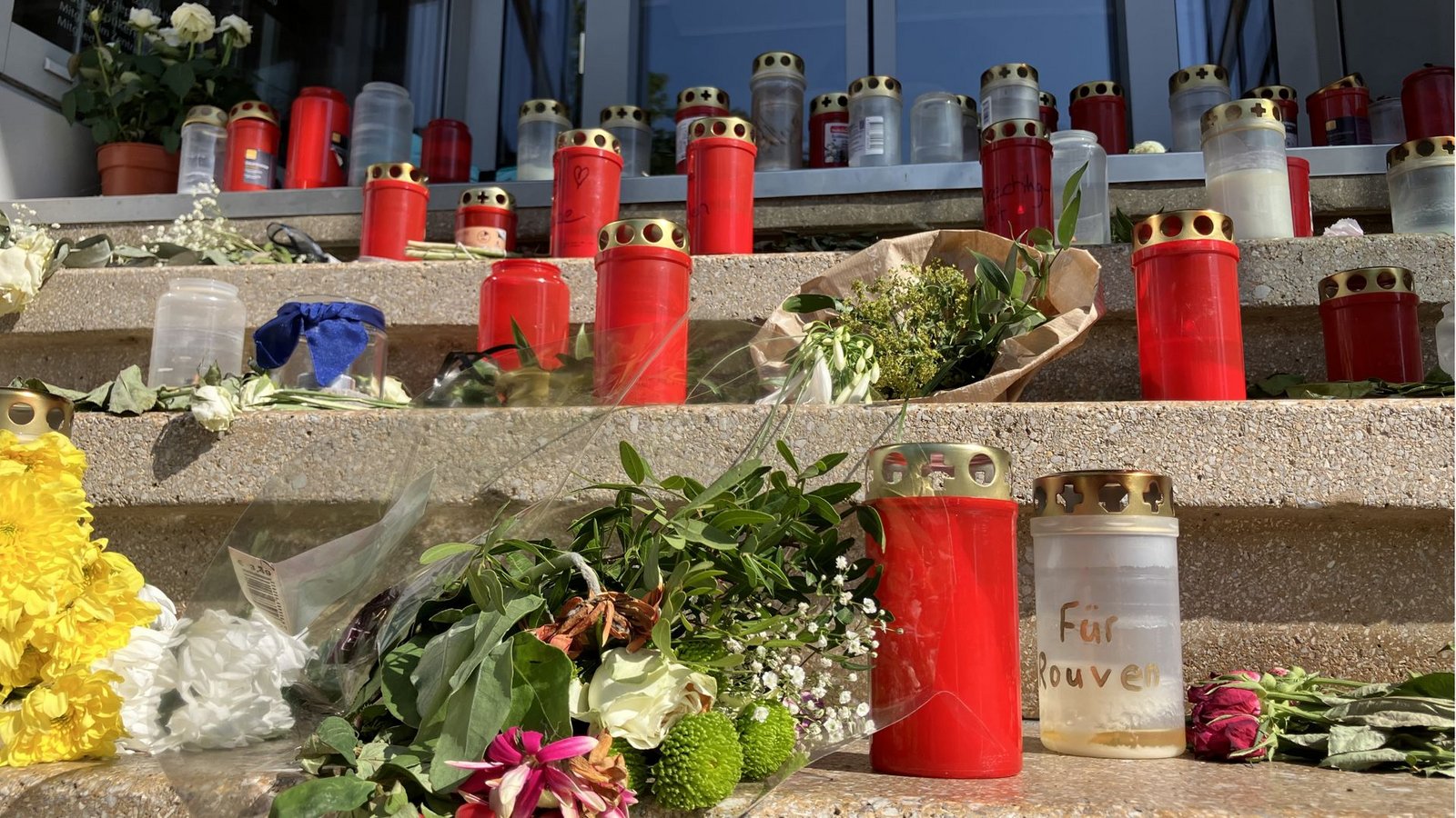 Vor dem Optiker-Geschäft der Familie Laur in Neckarbischofsheim haben viele Menschen ihre Trauer um den Polizisten mit Blumen und Kerzen zum Ausdruck gebracht.Foto: Florian Dürr