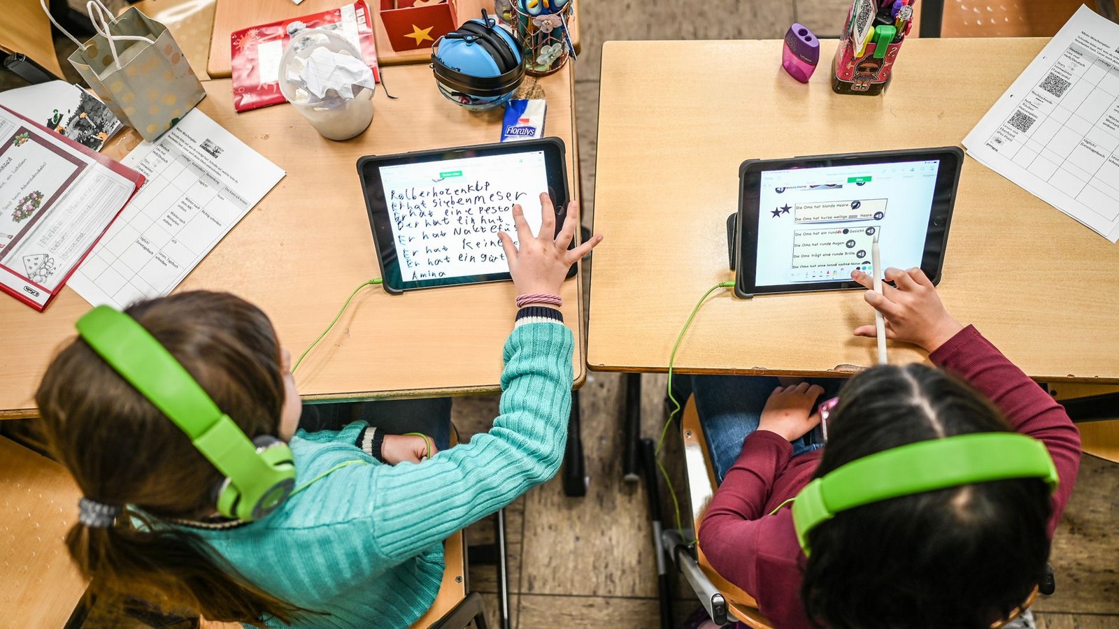 Schülerinnen lernen in Duisburg mit Tablets das Schreiben. (Archivbild)Foto: IMAGO/Funke Foto Services/IMAGO/ Schülerinnen lernen in Duisburg mit Tablets das Schreiben. (Archivbild)Foto: IMAGO/Funke Foto Services/IMAGO/