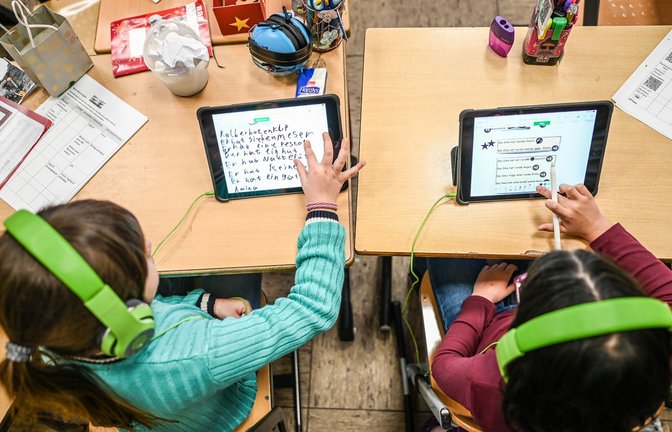 Schülerinnen lernen in Duisburg mit Tablets das Schreiben. (Archivbild)<span class='image-autor'>Foto: IMAGO/Funke Foto Services/IMAGO/</span>
