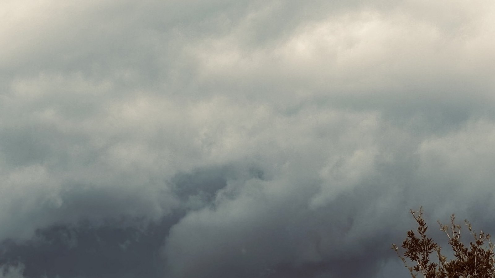 Schwere Wolken am Himmel.Foto: PlunkServ Media / shutterstock.com