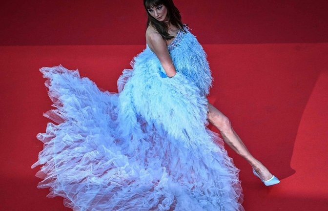 Wie auf Wolke sieben: Cannes-Besucherin Frédérique Bel in einer zartblauen Robe aus Tüll und Federn.<span class='image-autor'>Foto: AFP/PATRICIA DE MELO MOREIRA</span>