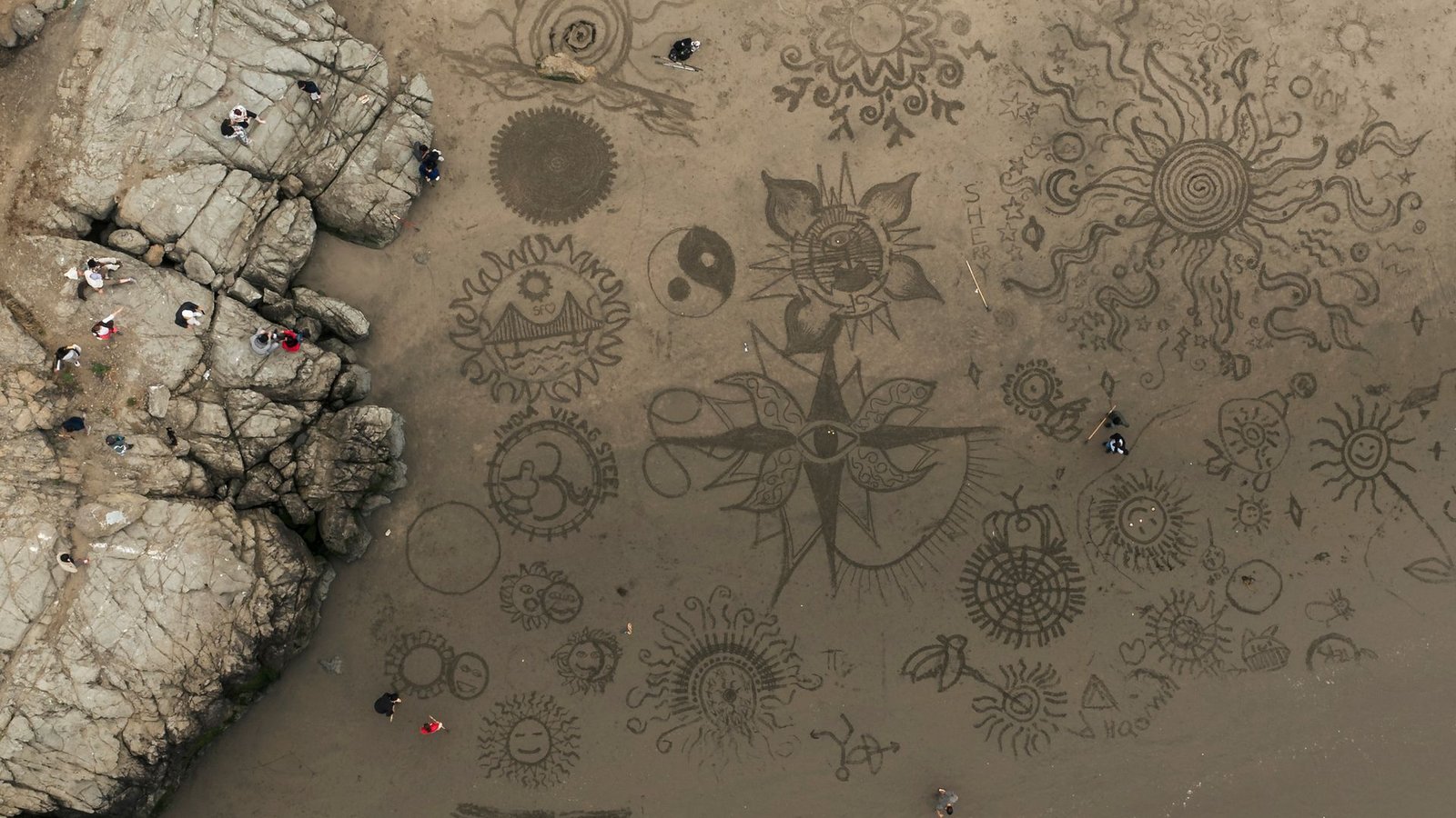 Menschen versammeln sich am Ocean Beach in San Francisco, um bei einer von Künstler Andres Amador organisierten Veranstaltung Kunstwerke im Sand zu gestalten.Foto: Stephen Lam/San Francisco Chronicle/AP/dpa Menschen versammeln sich am Ocean Beach in San Francisco, um bei einer von Künstler Andres Amador organisierten Veranstaltung Kunstwerke im Sand zu gestalten.Foto: Stephen Lam/San Francisco Chronicle/AP/dpa