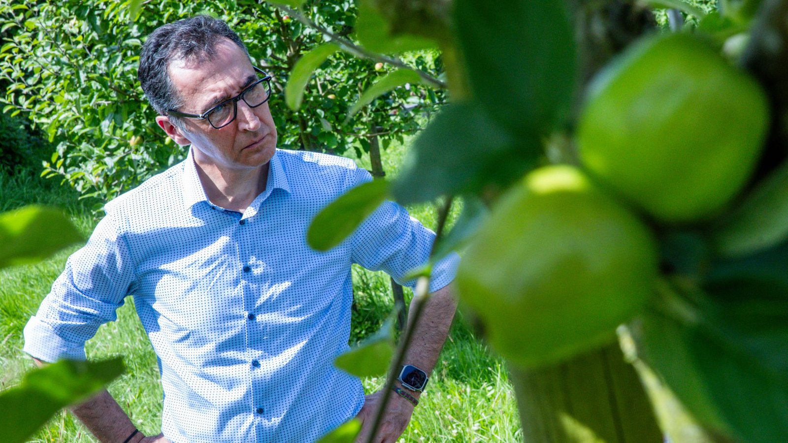 Fünf Tage reiste Landwirtschaftsminister Cem Özdemir durchs Land – und zwar vor allem: aufs Land.Foto: dpa/Jens Büttner Fünf Tage reiste Landwirtschaftsminister Cem Özdemir durchs Land – und zwar vor allem: aufs Land.Foto: dpa/Jens Büttner