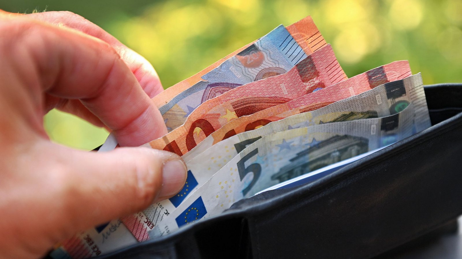 Wie lang reicht das Geld im Portemonnaie?Foto: IMAGO/Sven Simon/IMAGO/Frank Hoermann/SVEN SIMON